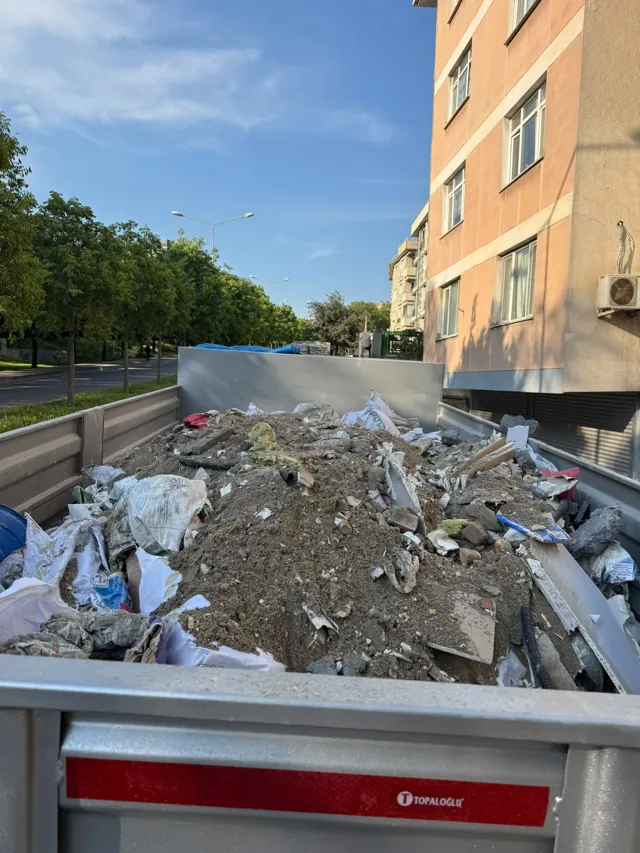 Kamyon kasasında taşınmaya hazır tadilat molozları